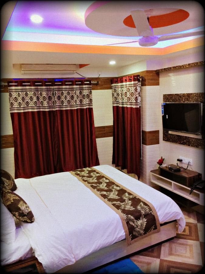 Oyo 16064 Tirupati Lodge Siliguri Bagian luar foto
